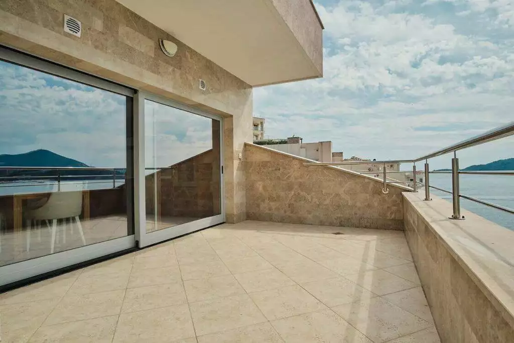 Flat 350m² in Montenegro, Rafailovici. Priced at 900000€ rent photo-44