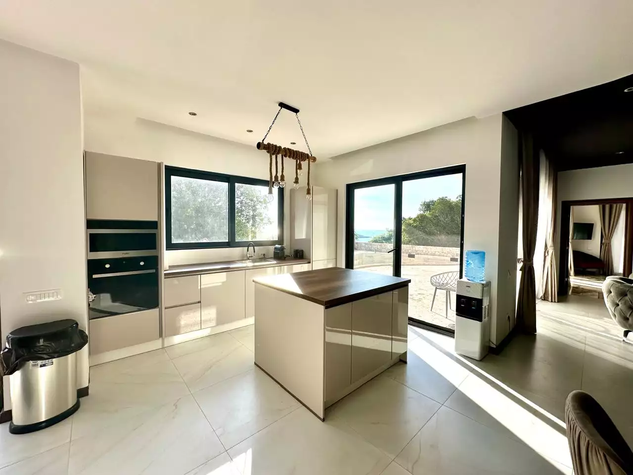 Villa 250m² in Montenegro, Utjeha. Priced at 430000€ rent photo-3