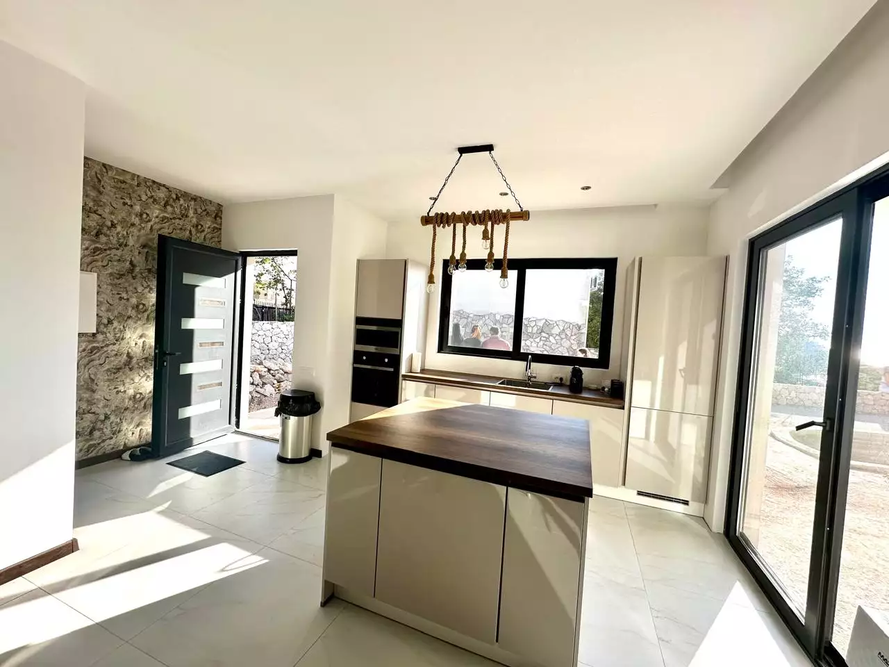Villa 250m² in Montenegro, Utjeha. Priced at 430000€ rent photo-8