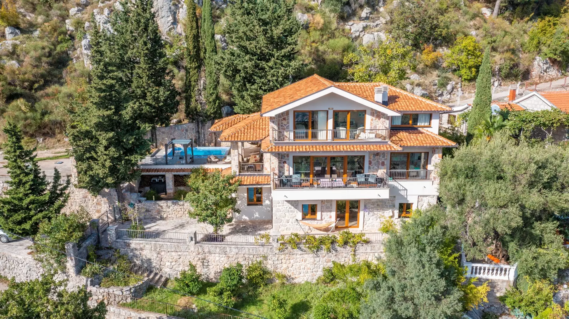 Villa 280m² in Montenegro, Budva. Priced at 600000€ rent photo-17