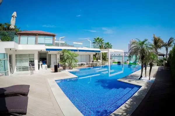 Villa 465m² in UAE, Abu Dhabi. Priced at 9988620€ rent photo-2
