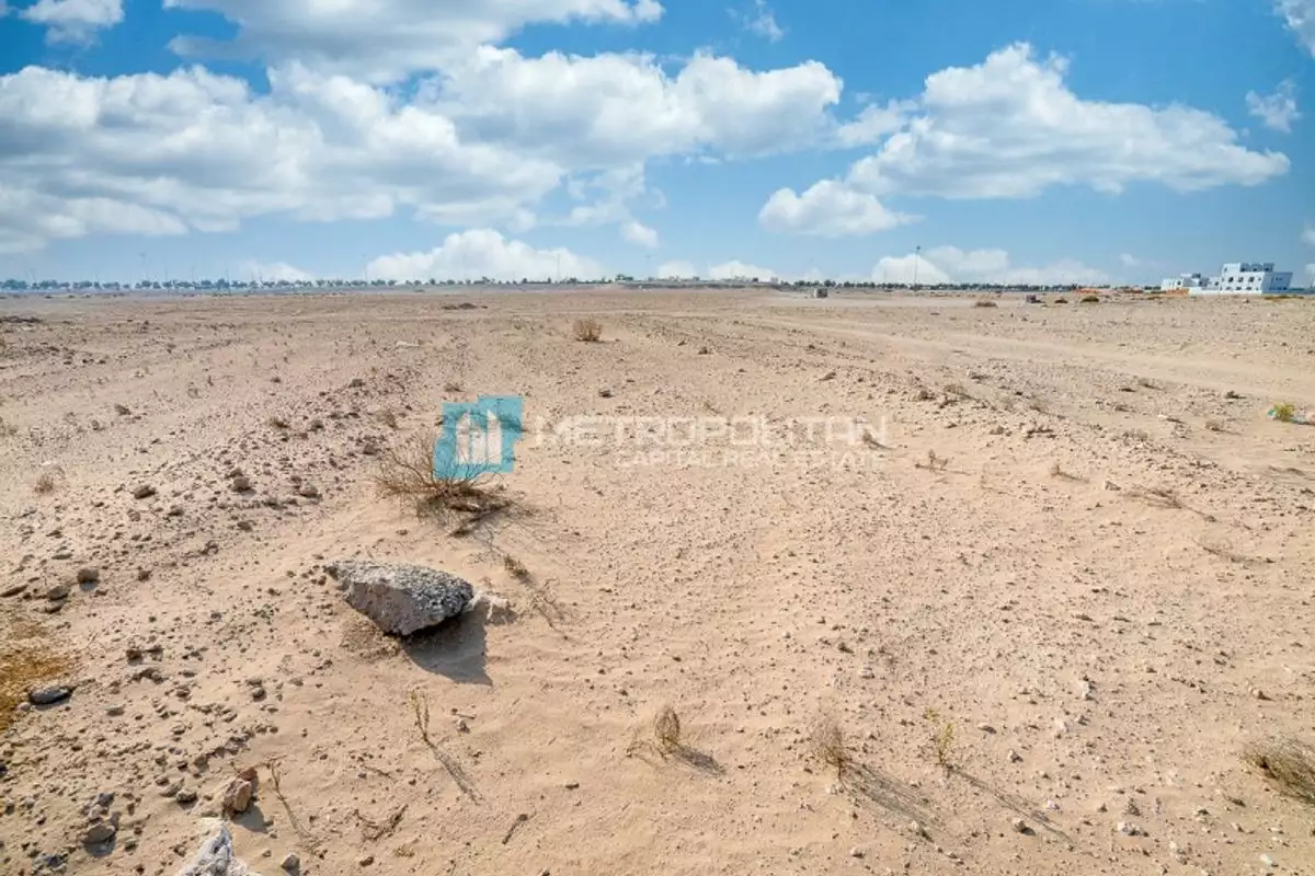 Land 561m² in UAE, Abu Dhabi. Priced at 424516€ rent photo-13