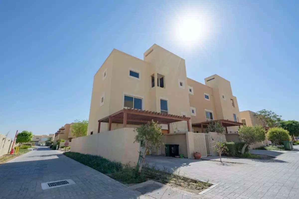Townhouse 240m² in UAE, Abu Dhabi. Priced at 699203€ rent photo-1