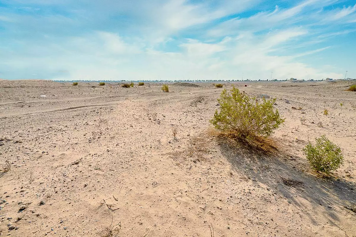 Land 100000m² in UAE, Abu Dhabi. Priced at 14629159€ rent photo-3