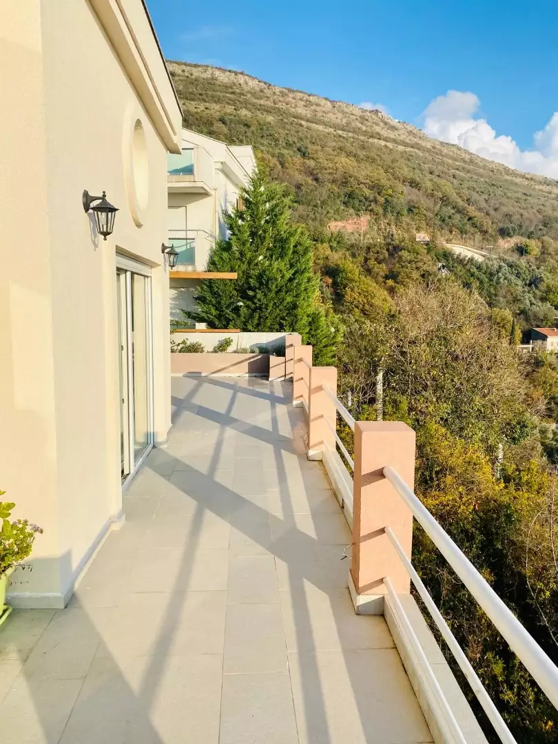 House 199m² in Montenegro, Petrovac. Priced at 320000€ rent photo-8