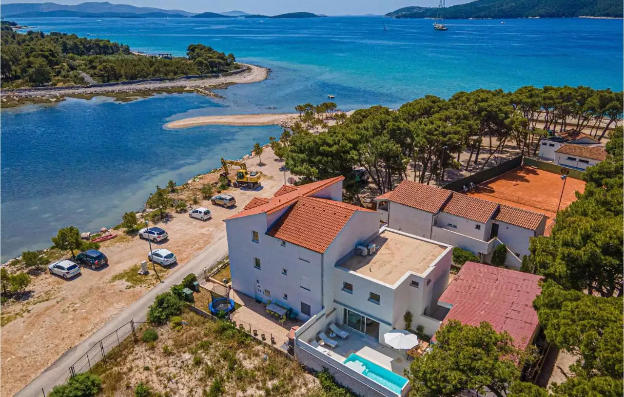 House 470m² in Croatia, Sibenik. Priced at 1800000€ rent photo-1