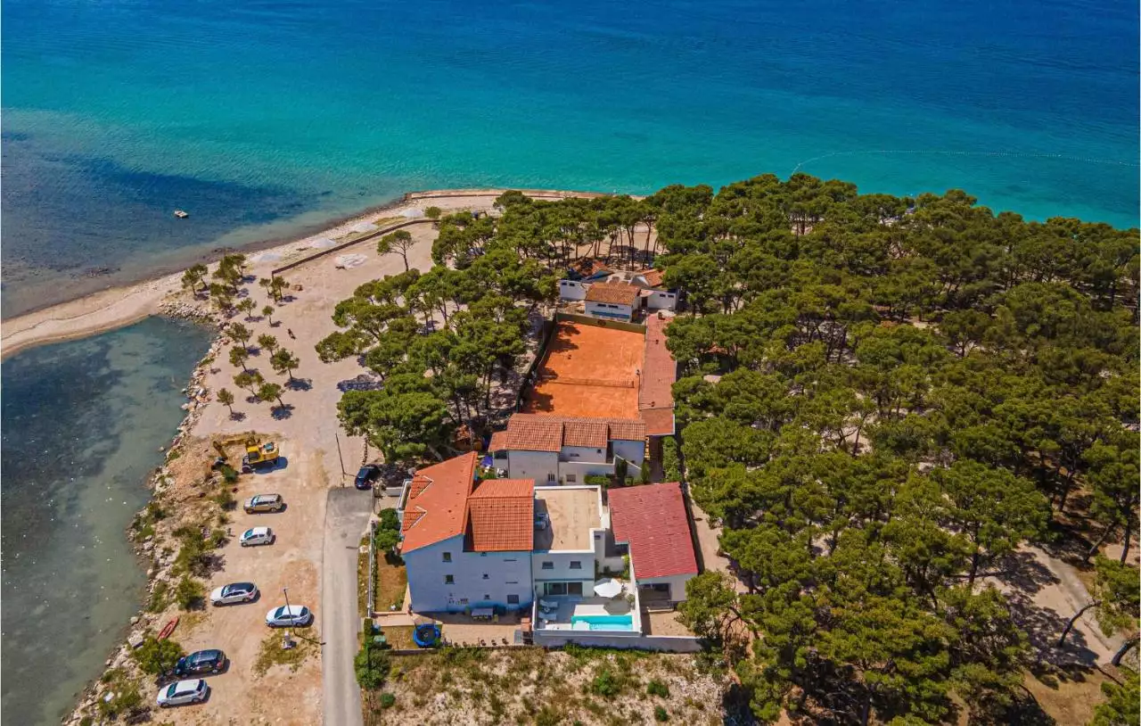 House 470m² in Croatia, Sibenik. Priced at 1800000€ rent photo-5