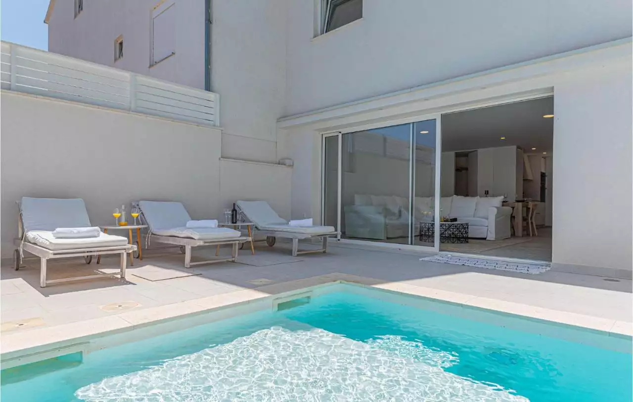 House 470m² in Croatia, Sibenik. Priced at 1800000€ rent photo-7