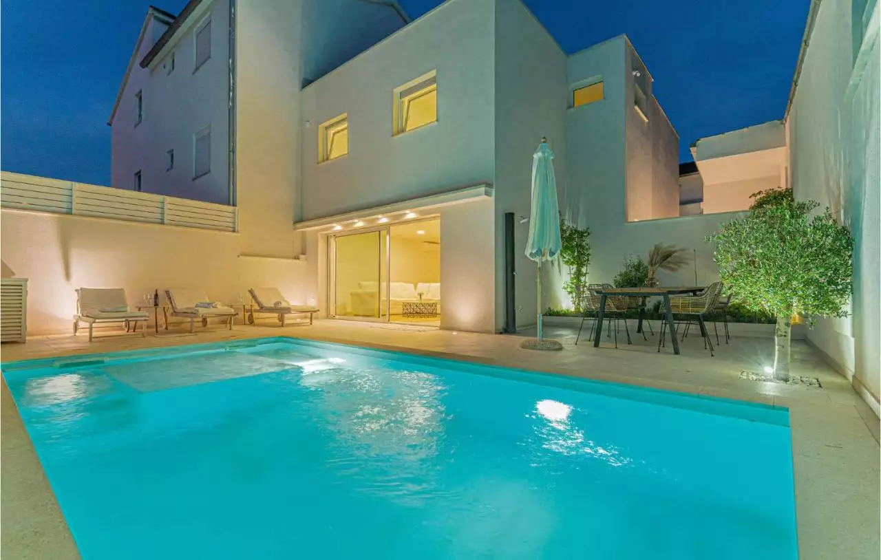 House 470m² in Croatia, Sibenik. Priced at 1800000€ rent photo-8
