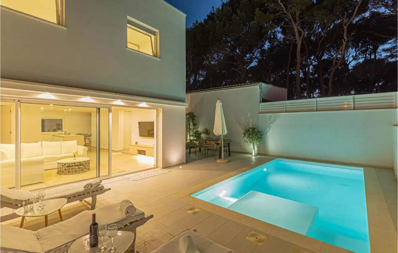 House 470m² in Croatia, Sibenik. Priced at 1800000€ rent photo-9