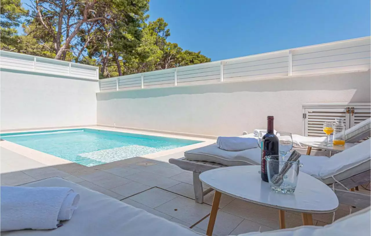 House 470m² in Croatia, Sibenik. Priced at 1800000€ rent photo-11