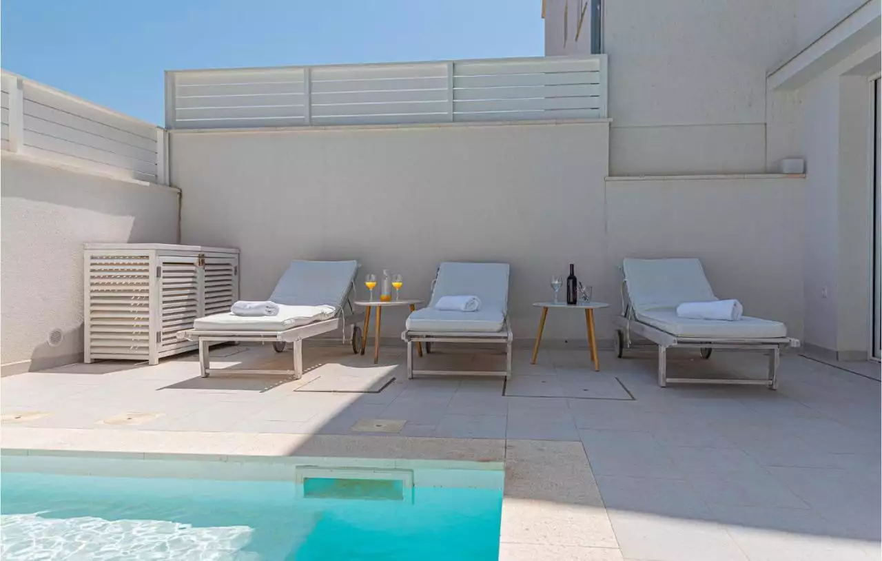 House 470m² in Croatia, Sibenik. Priced at 1800000€ rent photo-12