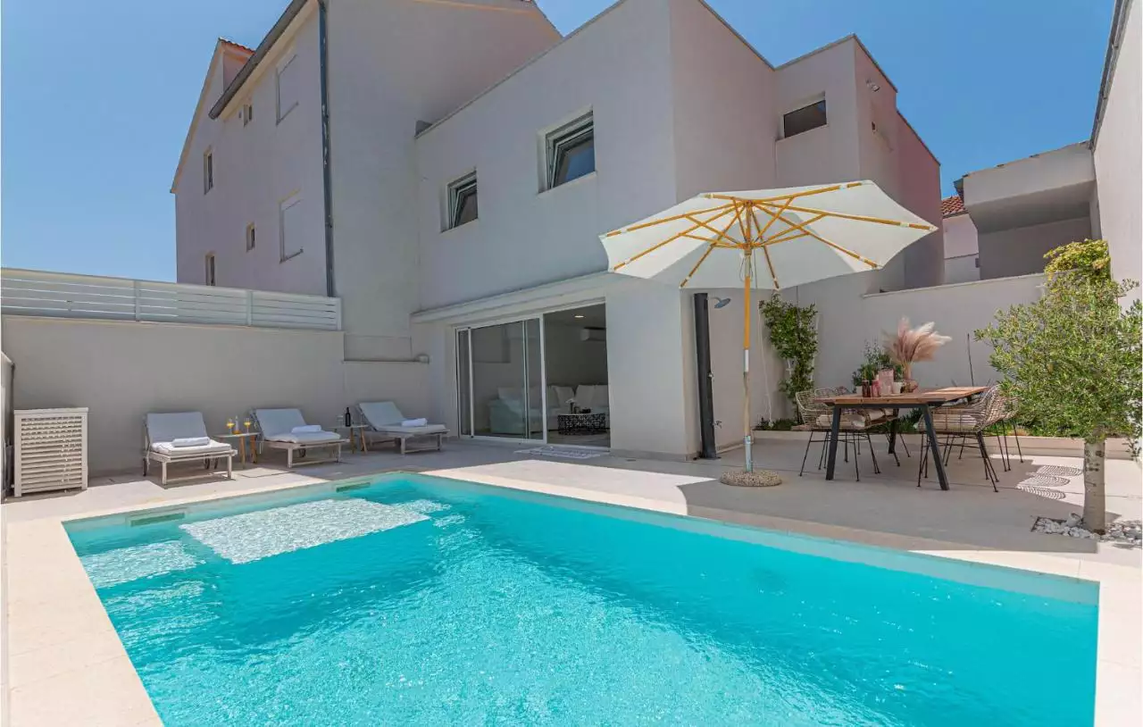 House 470m² in Croatia, Sibenik. Priced at 1800000€ rent photo-13