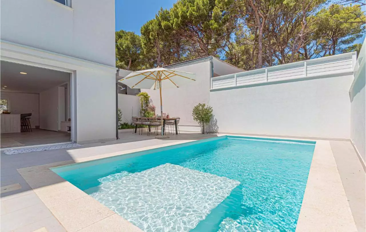 House 470m² in Croatia, Sibenik. Priced at 1800000€ rent photo-18