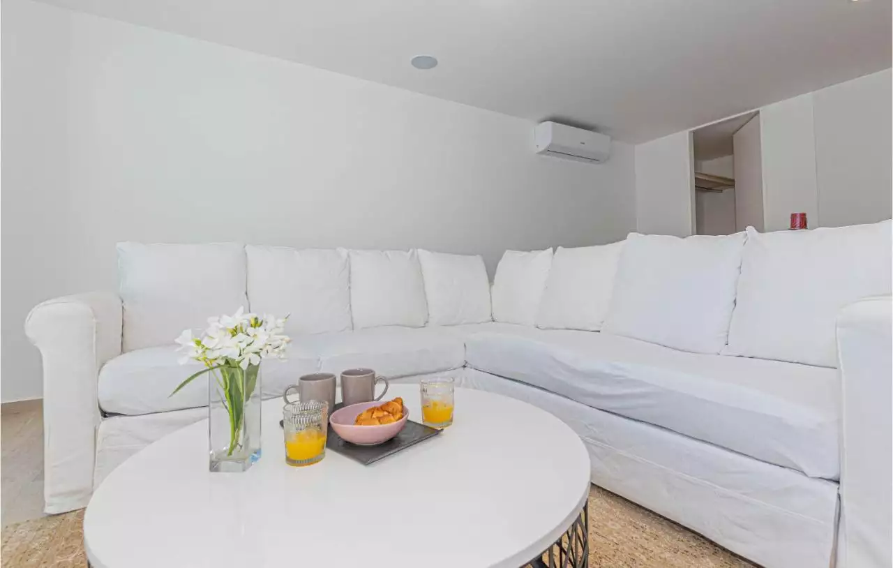House 470m² in Croatia, Sibenik. Priced at 1800000€ rent photo-19