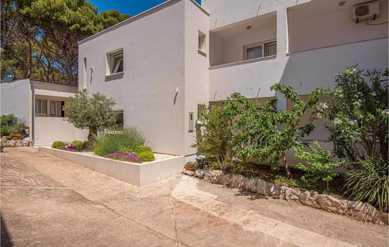 House 470m² in Croatia, Sibenik. Priced at 1800000€ rent photo-22