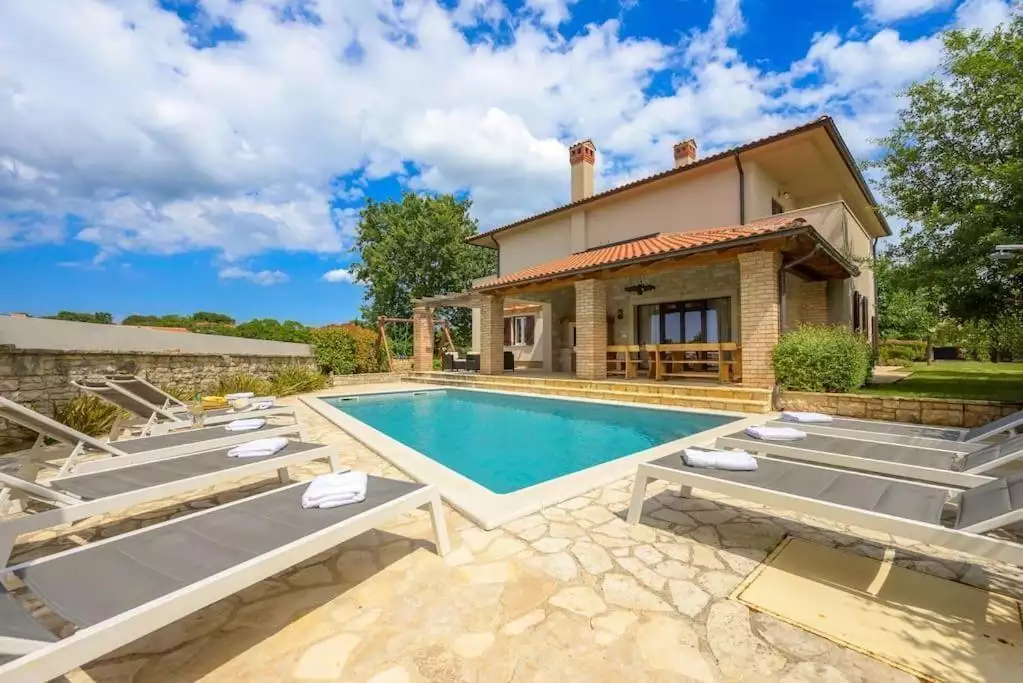 Villa 250m² in Croatia, Bale. Priced at 920000€ rent photo-2