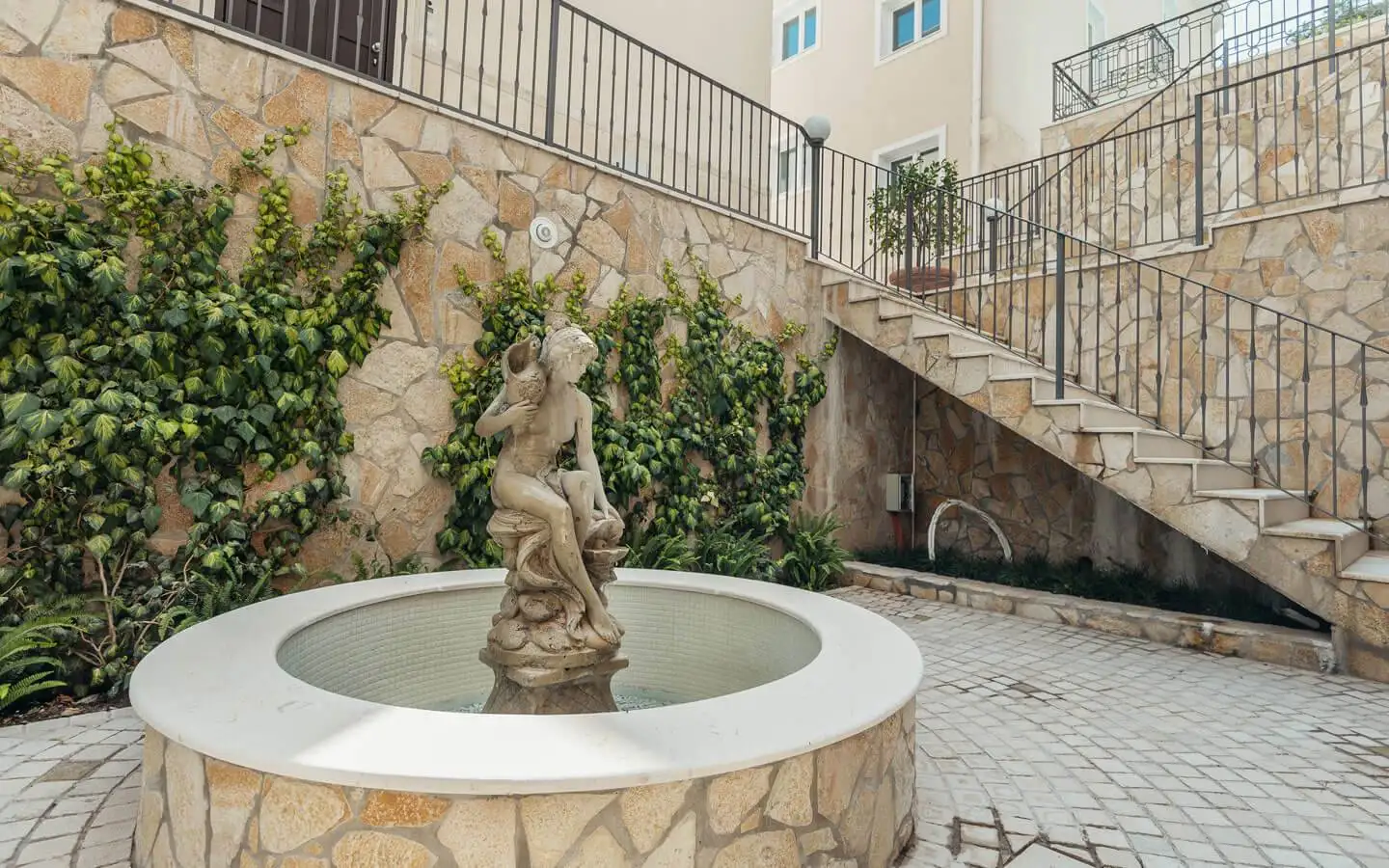 Flat 133m² in Montenegro, Kumbor. Priced at 480000€ rent photo-9