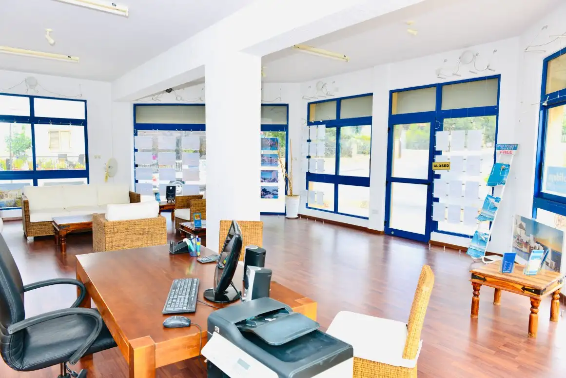 Shop 60m² in Italy, Santa Domenica-Talao. Priced at 398000€ rent photo-4