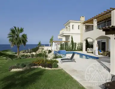 Buy in Cyprus for 1786000€