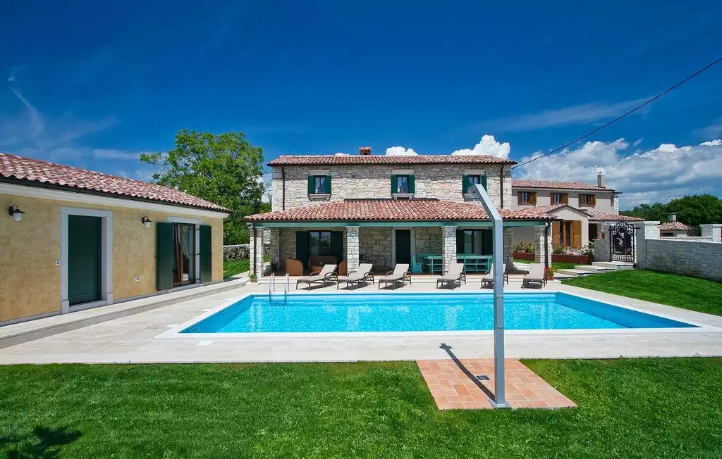 Villa 250m² in Italy, Mutignano. Priced at 680000€ rent photo-1