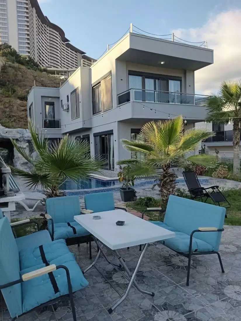 Villa 200m² in Turkey, Kargicak. Priced at 305000€ rent photo-1