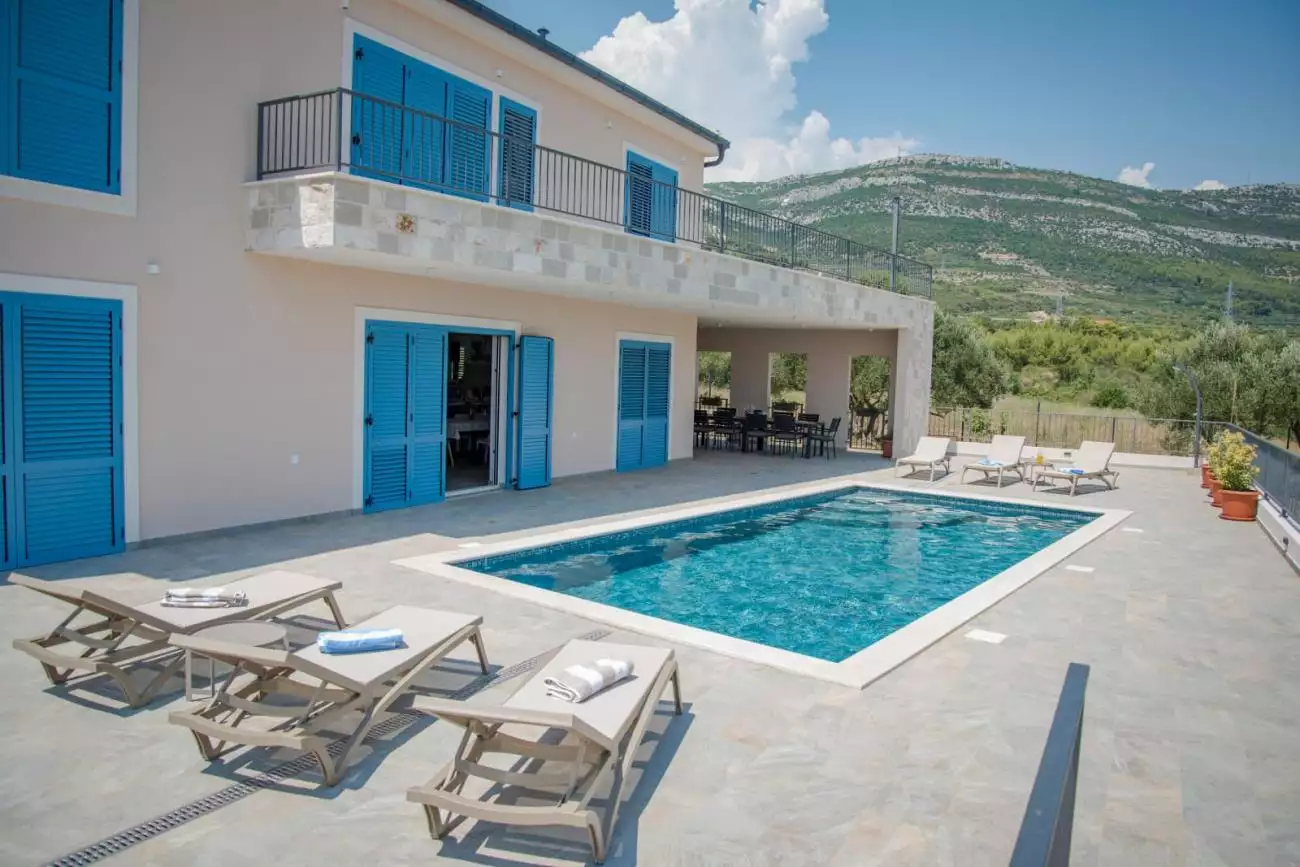 Villa 277m² in Croatia, Kastela. Priced at 1100000€ rent photo-2