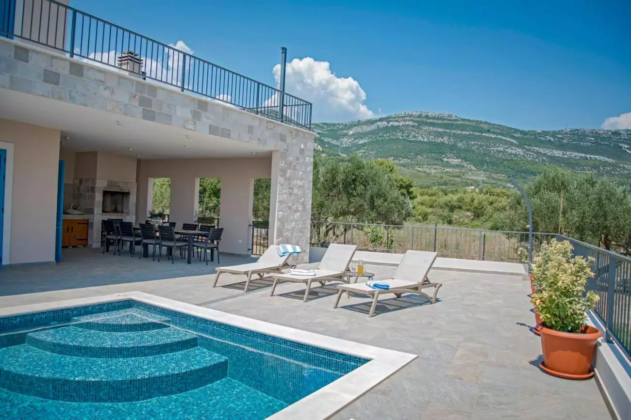 Villa 277m² in Croatia, Kastela. Priced at 1100000€ rent photo-3