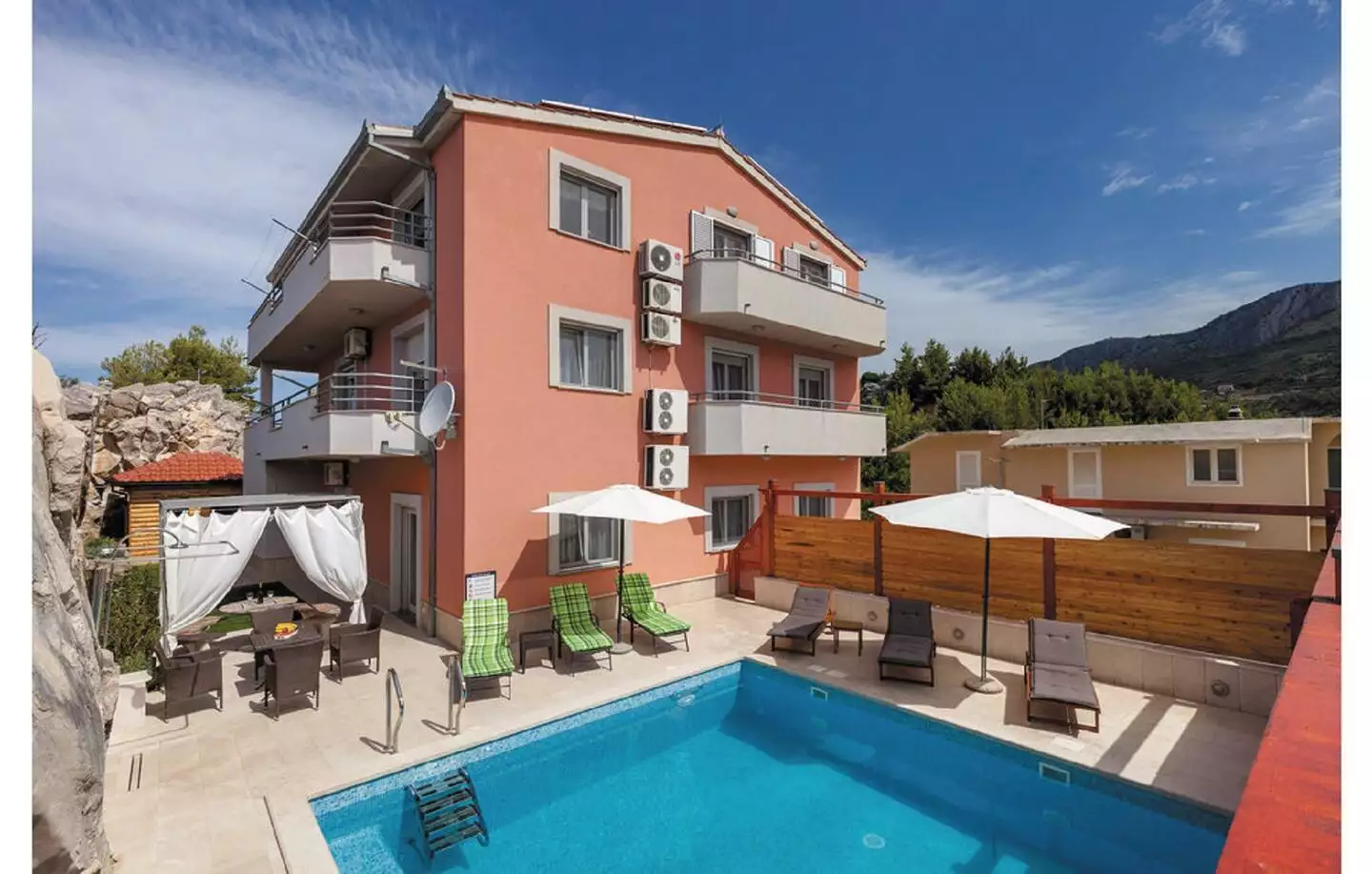 House 490m² in Croatia, Podstrana. Priced at 1300000€ rent photo-6