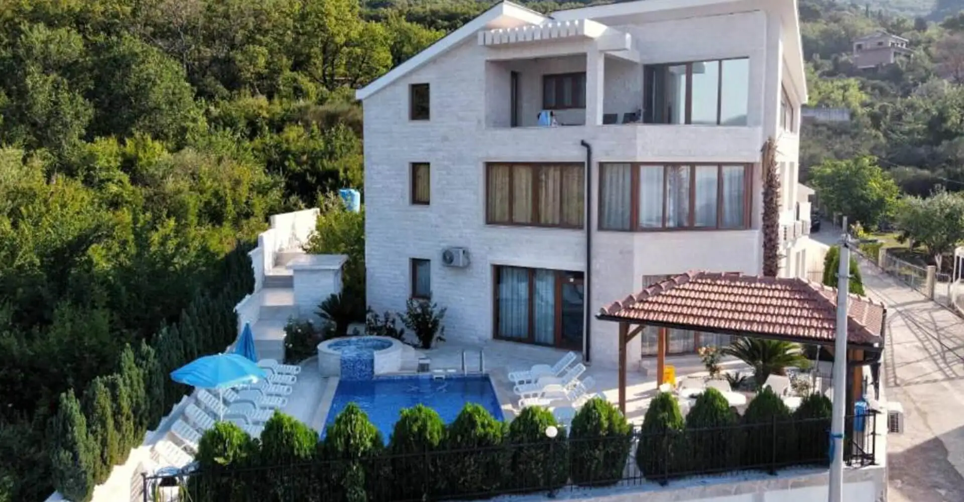 Hotels 280m² in Montenegro, Topla. Priced at 550000€ rent photo-1