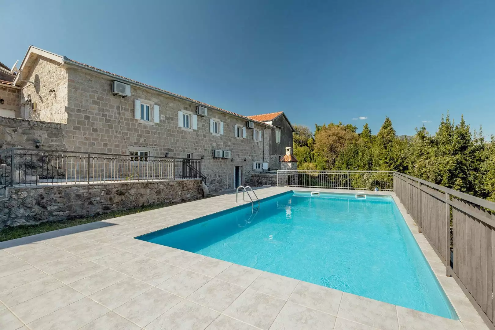 Villa 176m² in Montenegro, Krimovica. Priced at 595000€ rent photo-1