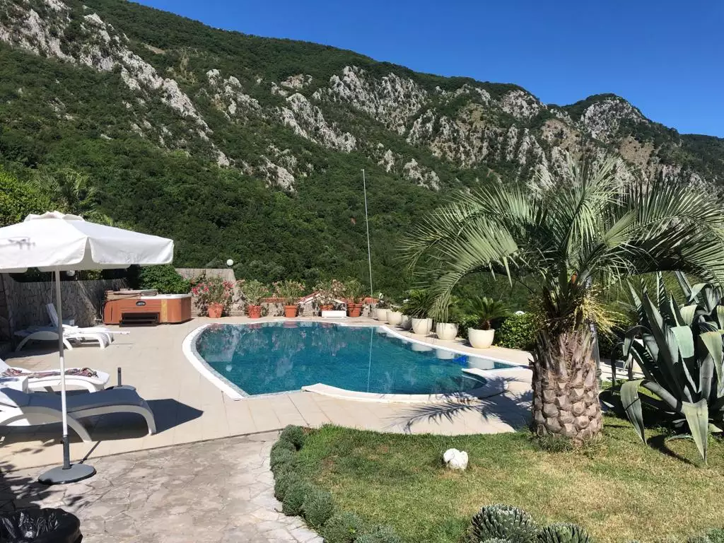 House 400m² in Montenegro, Kotor. Priced at 800000€ rent photo-2