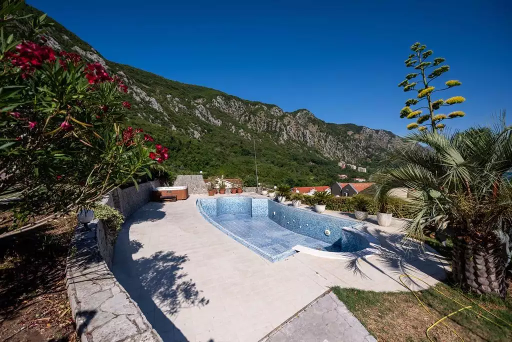 House 400m² in Montenegro, Kotor. Priced at 800000€ rent photo-3