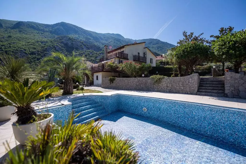 House 400m² in Montenegro, Kotor. Priced at 800000€ rent photo-4