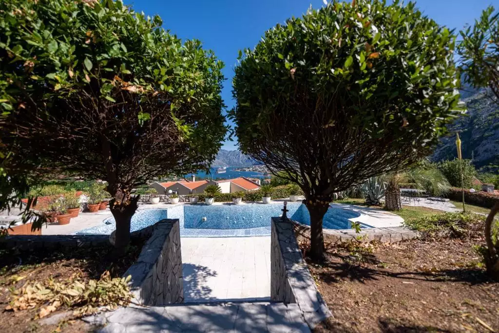 House 400m² in Montenegro, Kotor. Priced at 800000€ rent photo-5