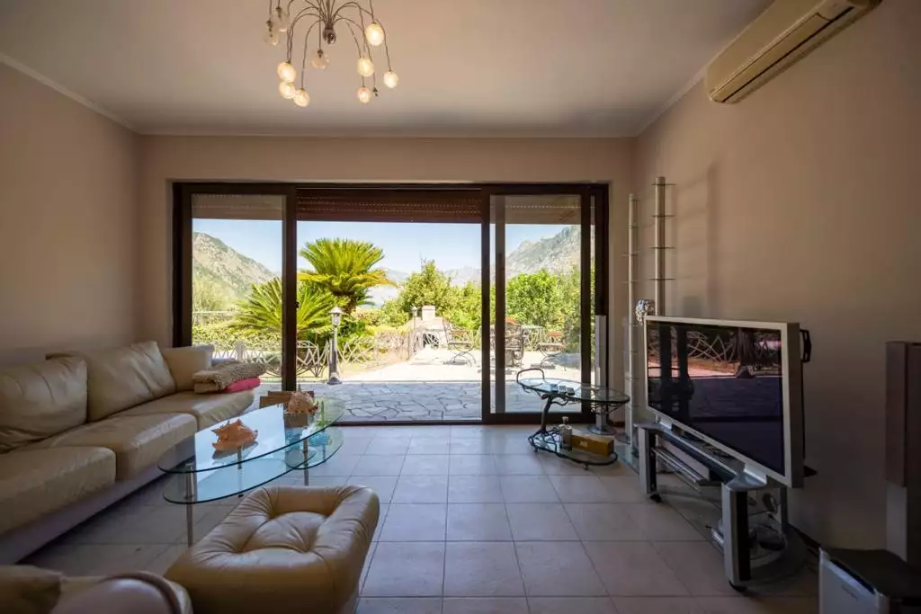 House 400m² in Montenegro, Kotor. Priced at 800000€ rent photo-27