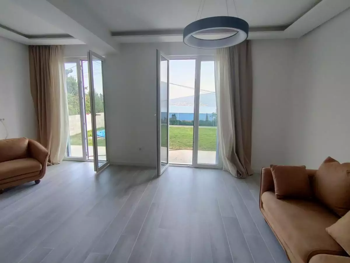 House 300m² in Montenegro, Baosici. Priced at 740000€ rent photo-3