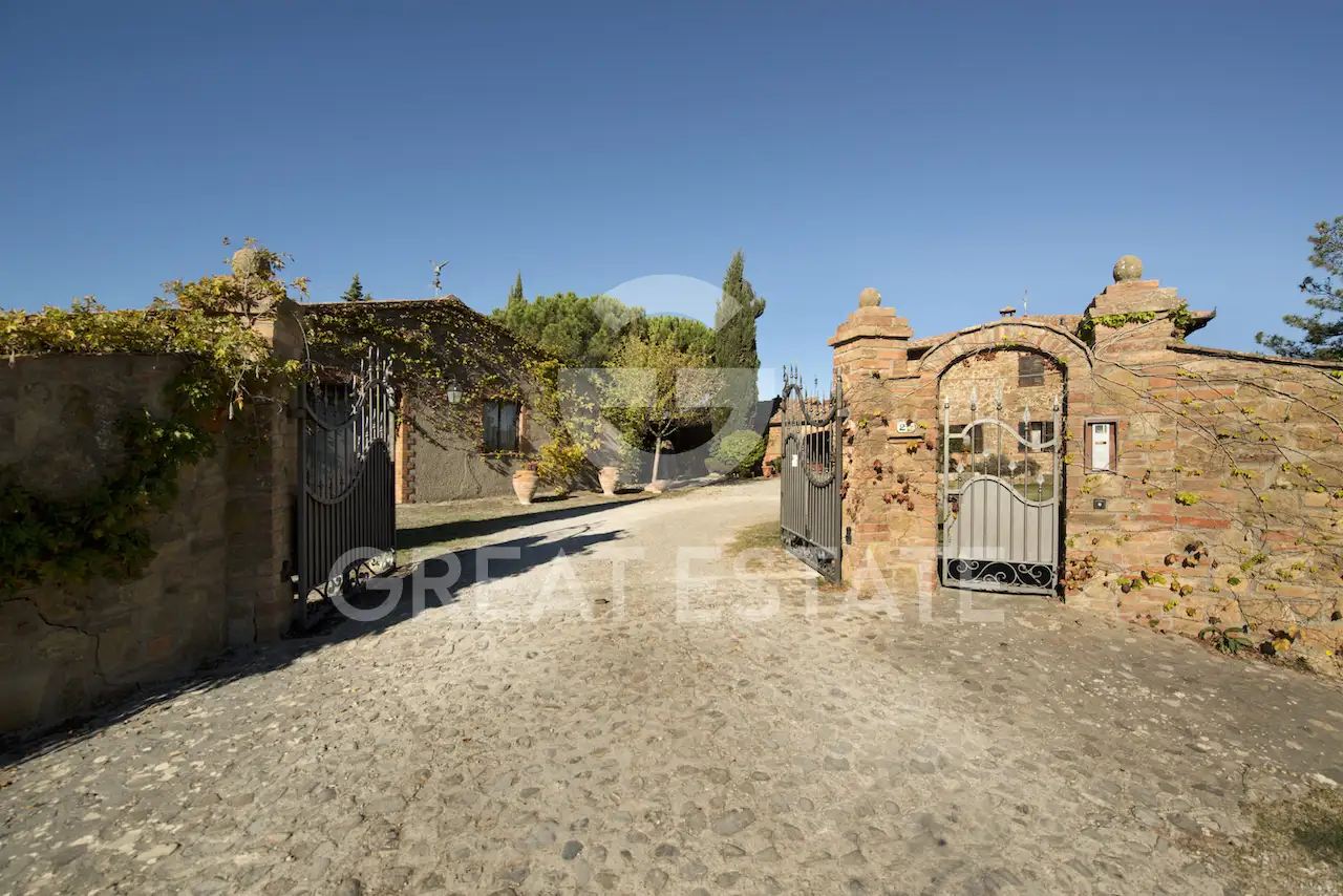 House 868m² in Italy, Siena. Priced at 1800000€ rent photo-6