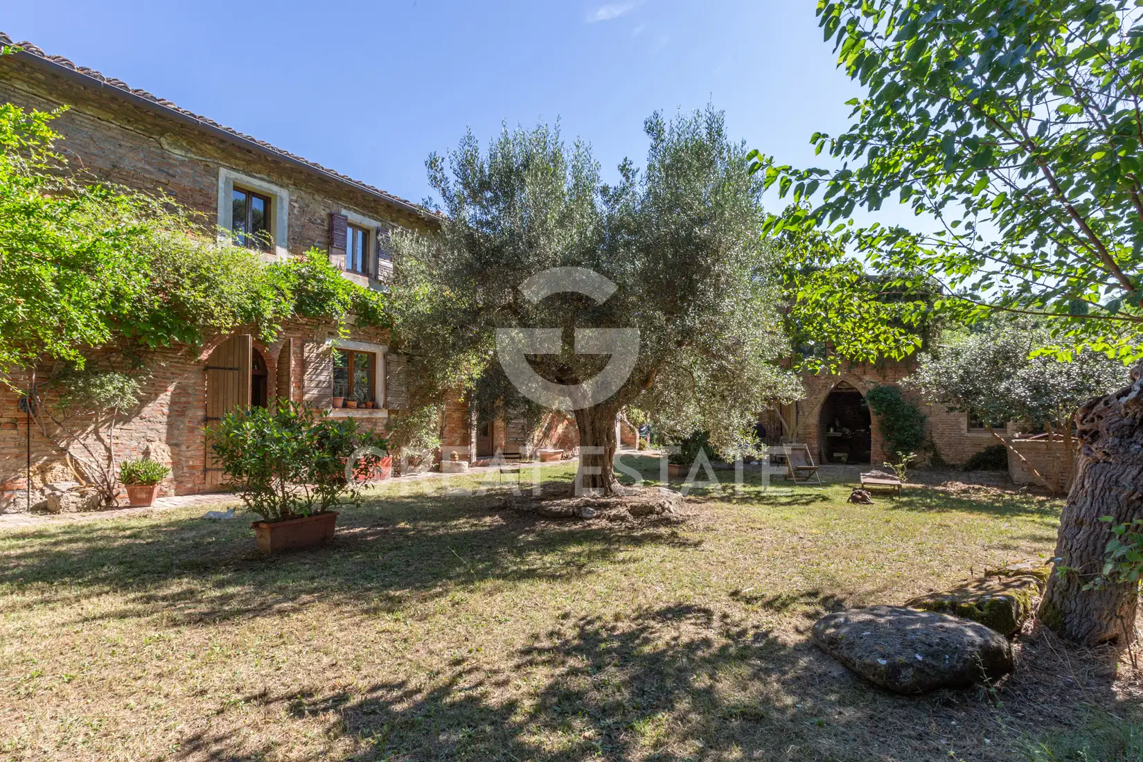 House 1272m² in Italy, Siena. Priced at 1290000€ rent photo-6