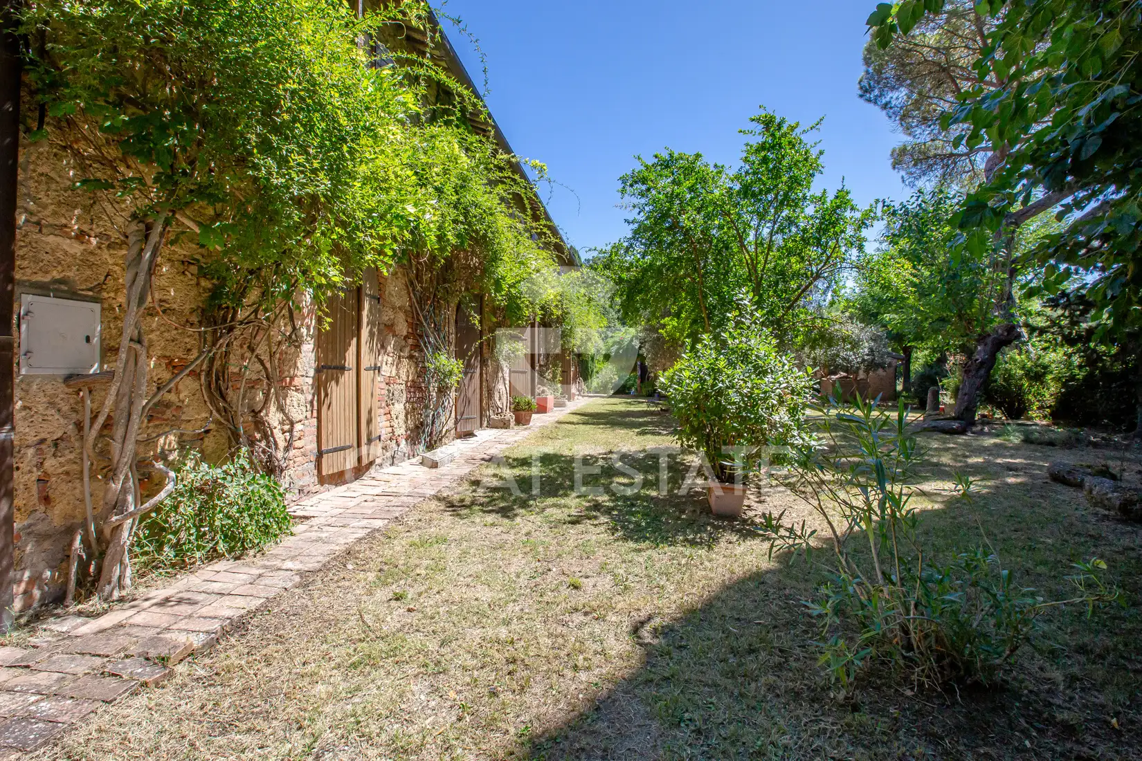 House 1272m² in Italy, Siena. Priced at 1290000€ rent photo-10