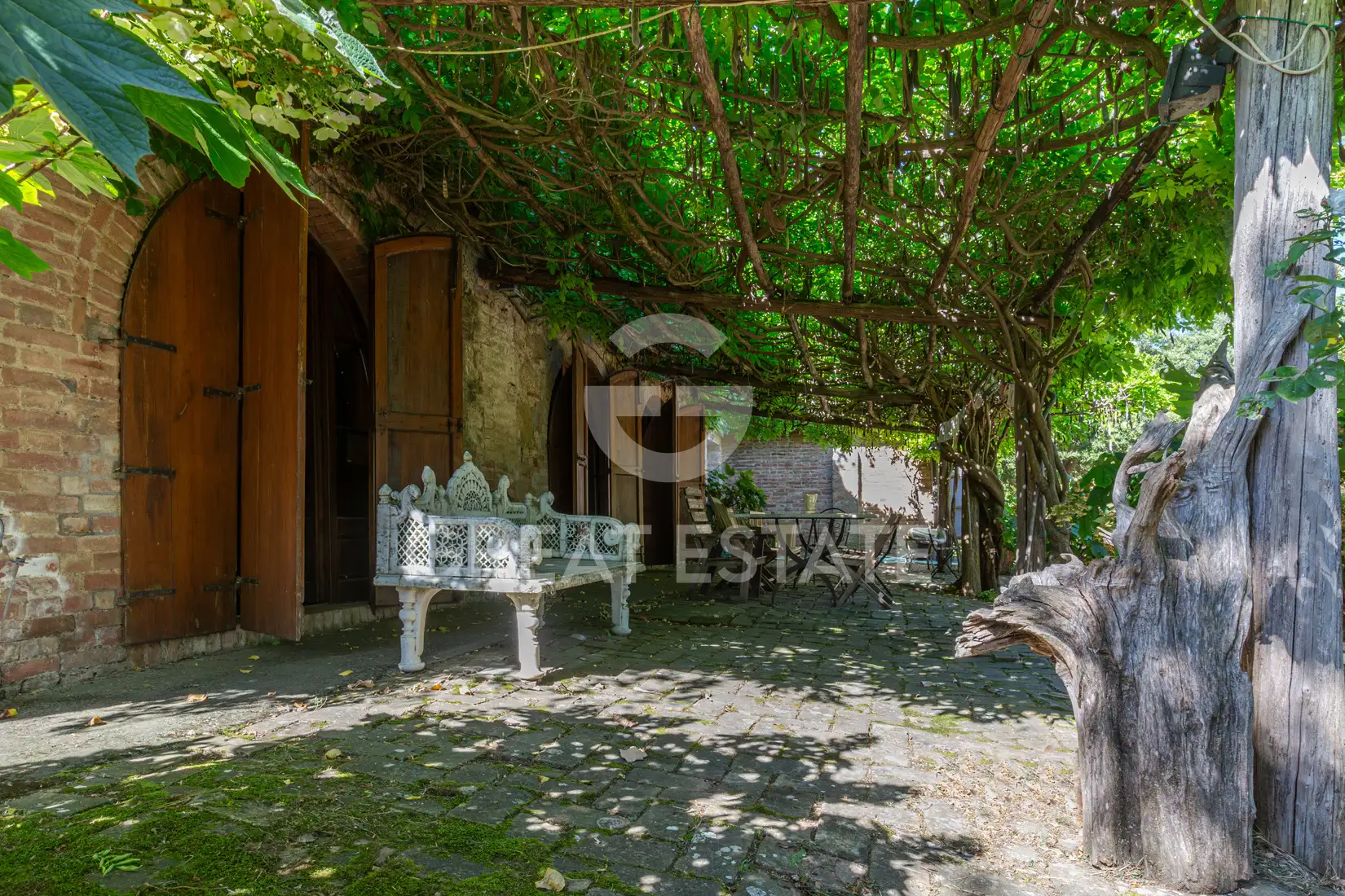 House 1272m² in Italy, Siena. Priced at 1290000€ rent photo-12