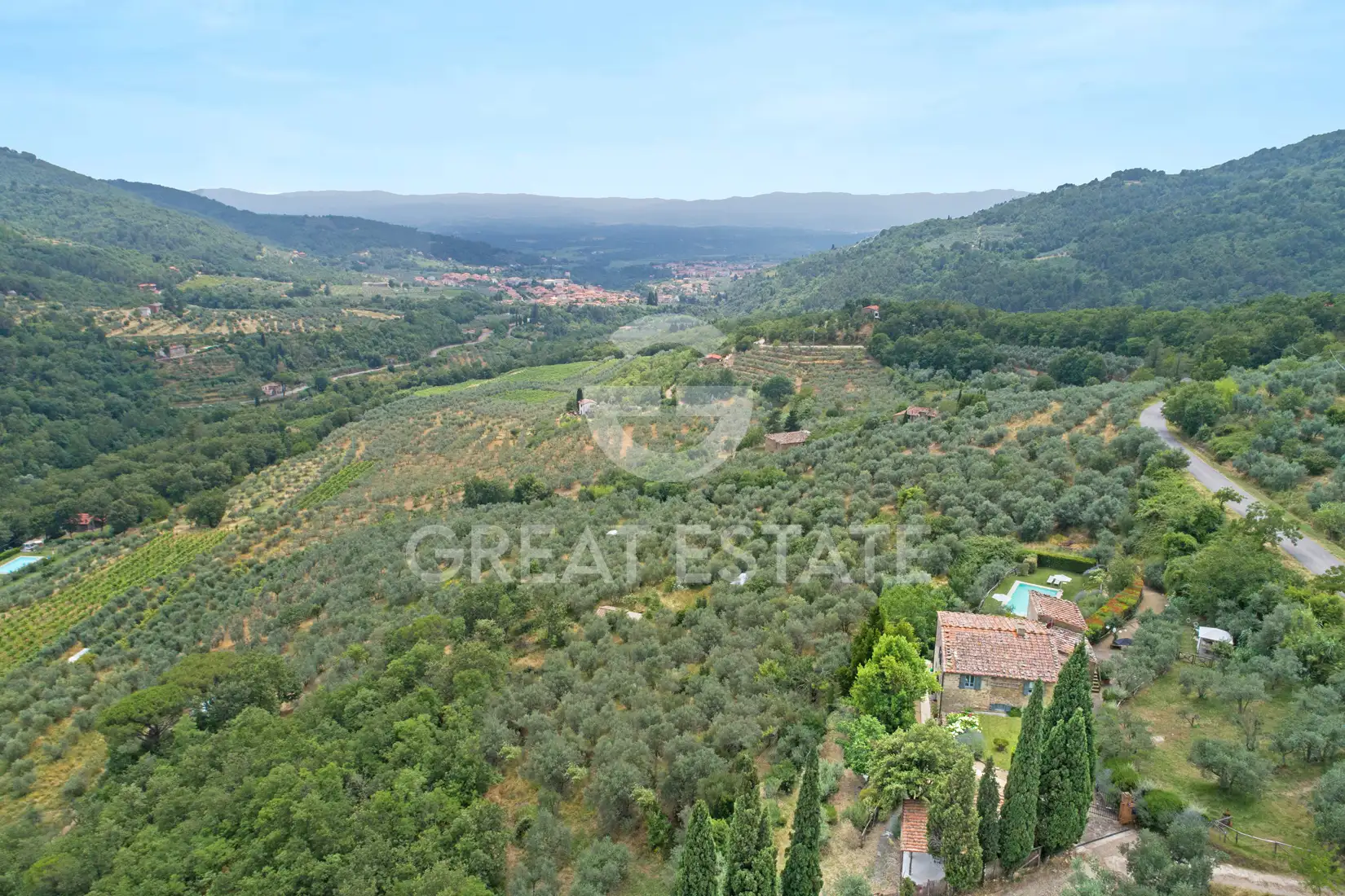 House 320m² in Italy, Arezzo. Priced at 1200000€ rent photo-2