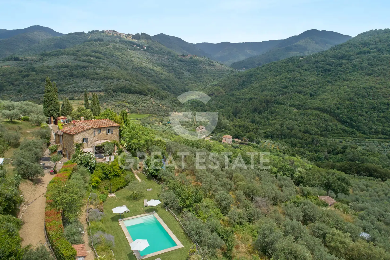House 320m² in Italy, Arezzo. Priced at 1200000€ rent photo-3