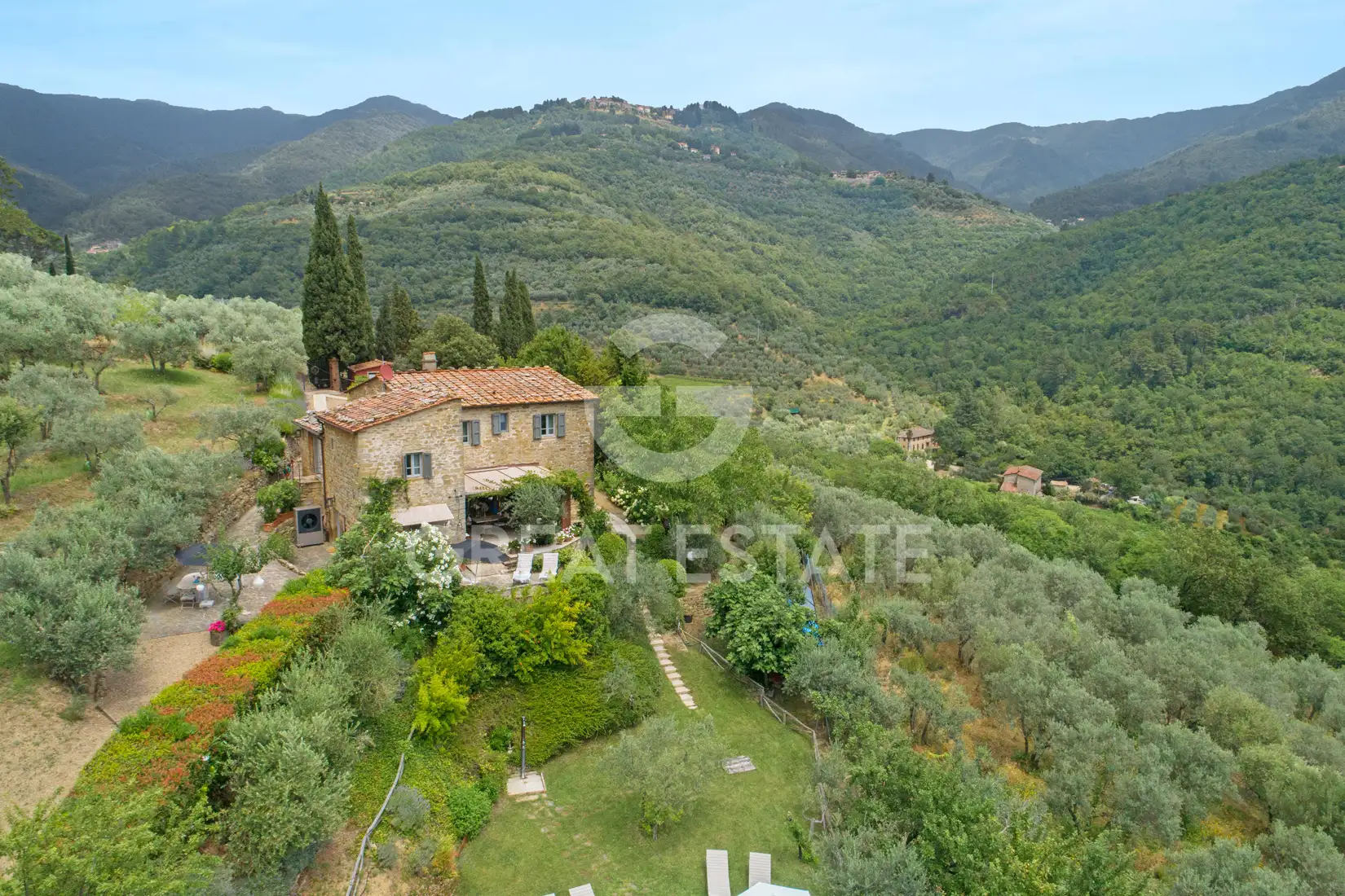 House 320m² in Italy, Arezzo. Priced at 1200000€ rent photo-5