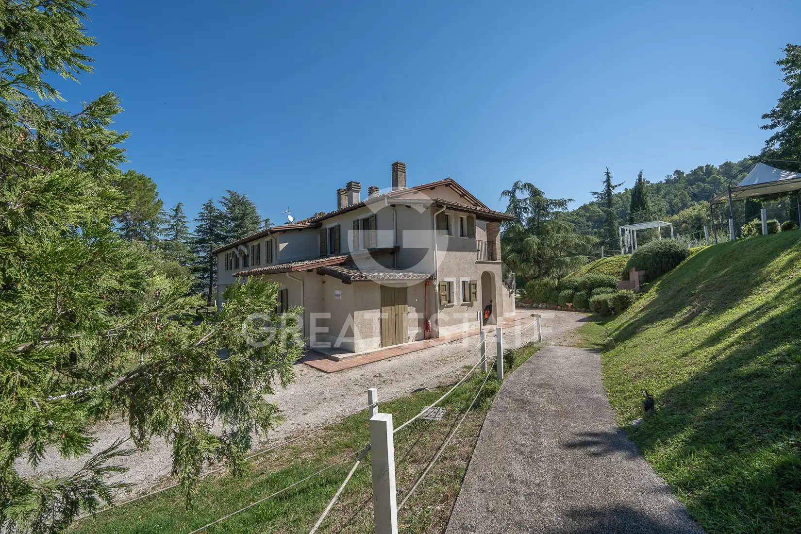 House 900m² in Italy, Perugia. Priced at 1350000€ rent photo-7