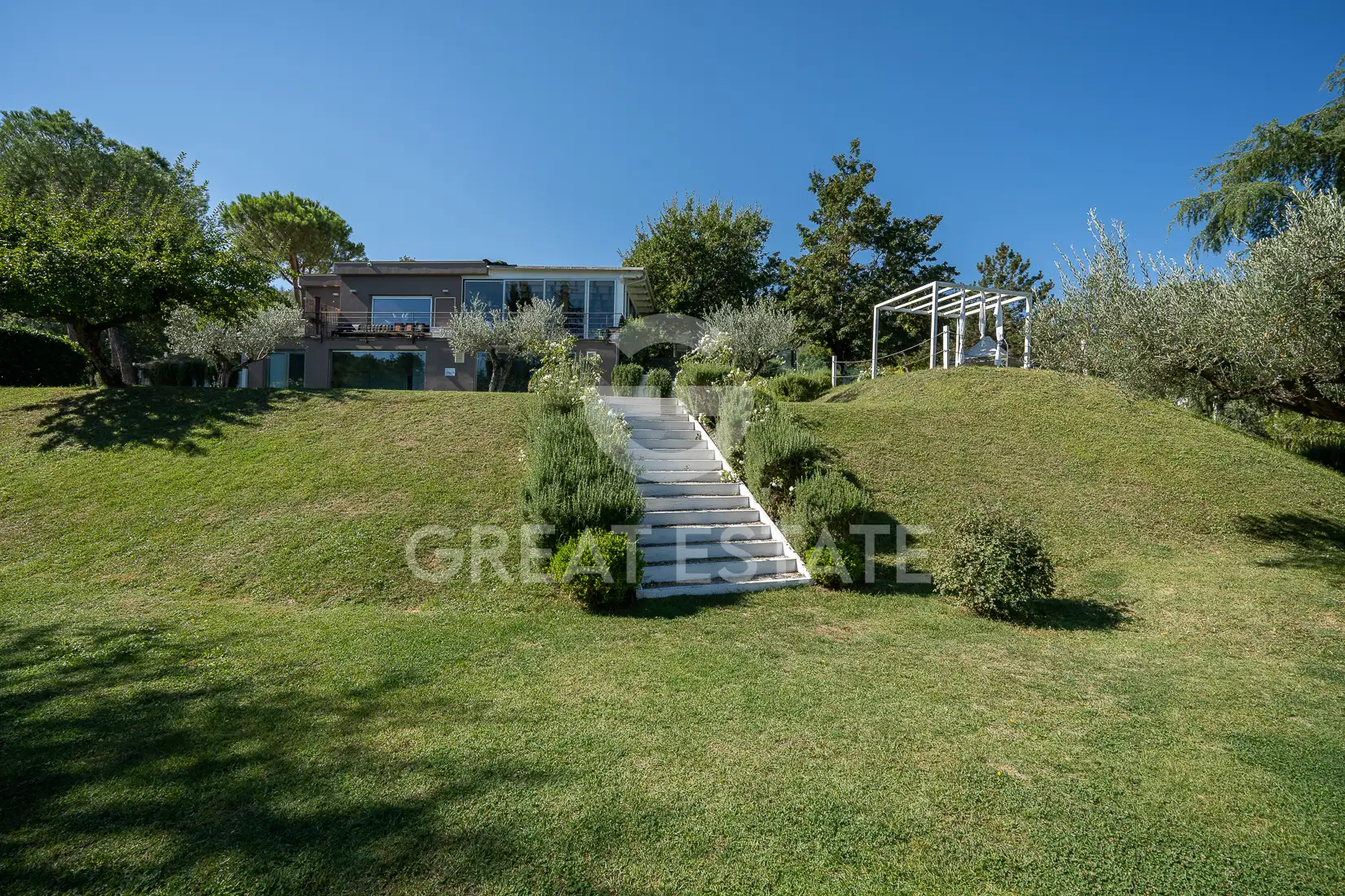 House 900m² in Italy, Perugia. Priced at 1350000€ rent photo-9