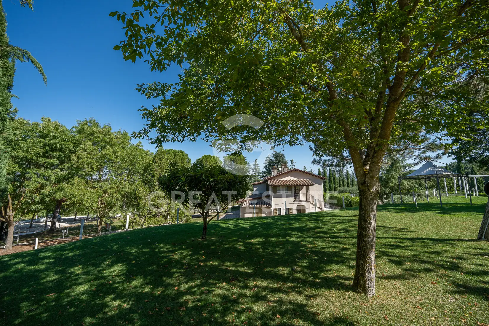 House 900m² in Italy, Perugia. Priced at 1350000€ rent photo-11