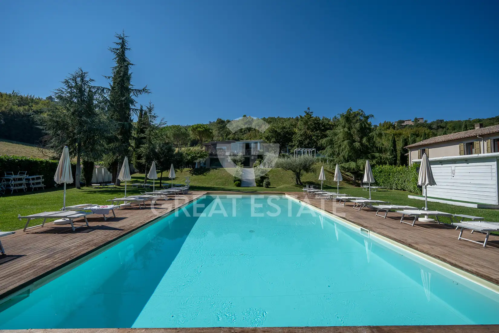 House 900m² in Italy, Perugia. Priced at 1350000€ rent photo-12