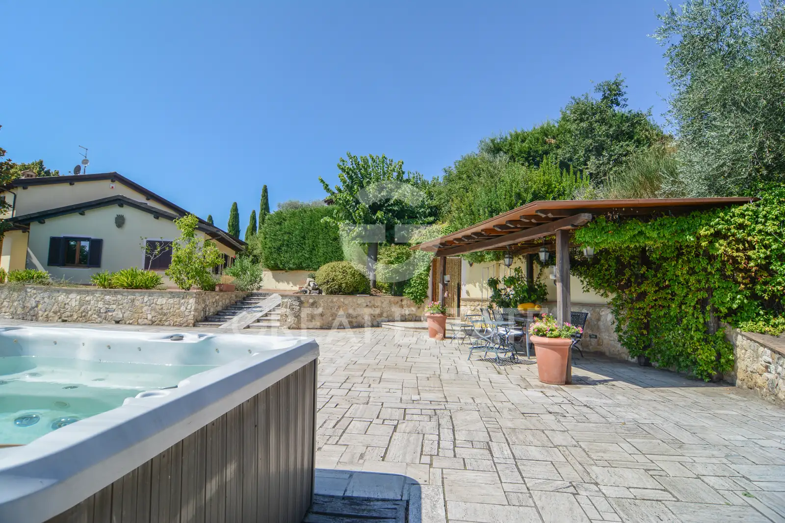 Villa 838m² in Italy, Perugia. Priced at 950000€ rent photo-12