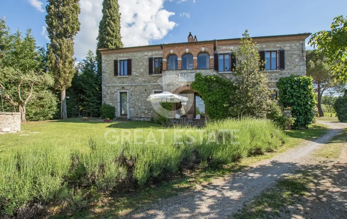 House 540m² in Italy, Siena. Priced at 1200000€ rent photo-11